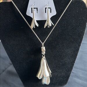 Lucky Brand EUC silvertone tulip necklace & earring set. Bolo chain w/ brand tag